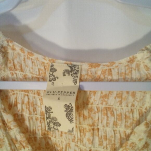 Blu Pepper Blouse Women S Short Sleeve Cropped V-Neck Smocked Floral Tan - Picture 9 of 14